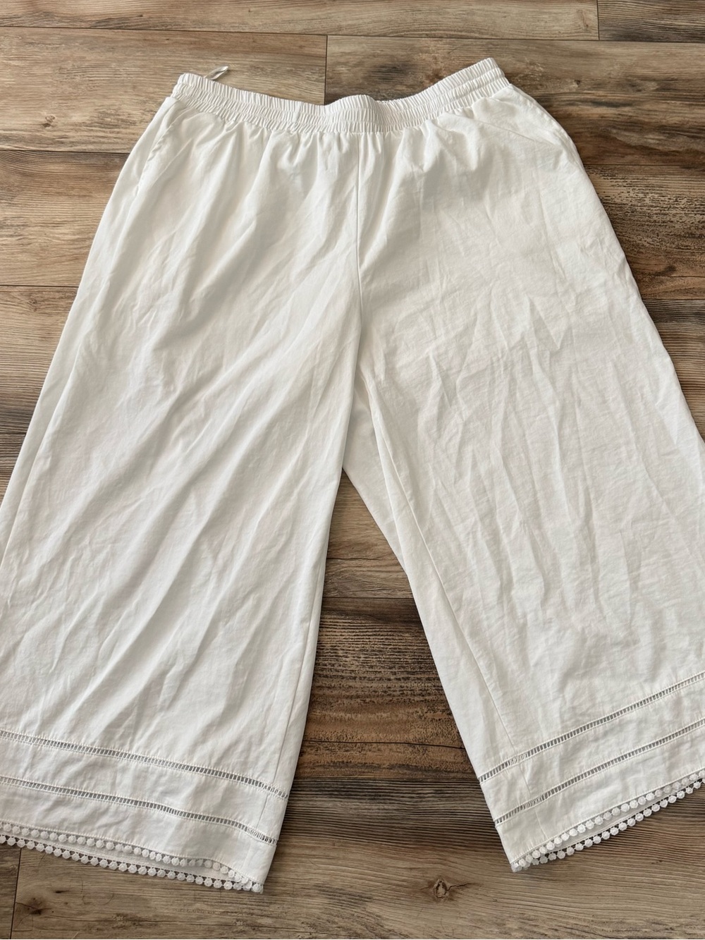 BloomChic Wide Leg White Pants Size 18-20 Decorative Hem